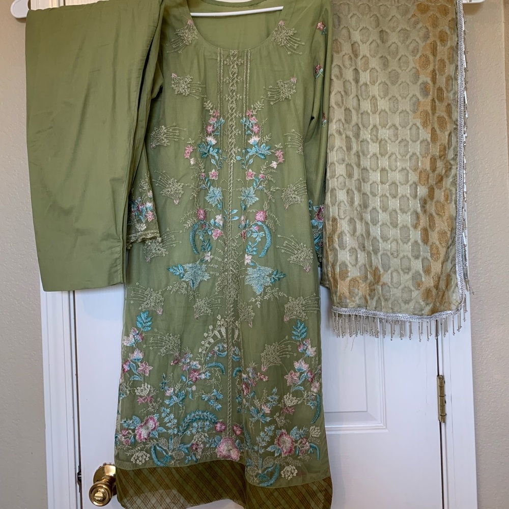 Gorgeous 3 piece Pakistani Indian suit